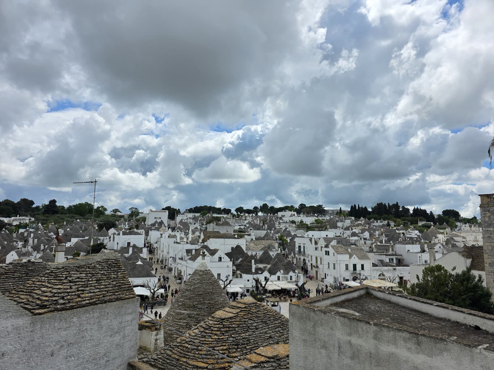 Casele trulli cu acoperișuri conice din Alberobello