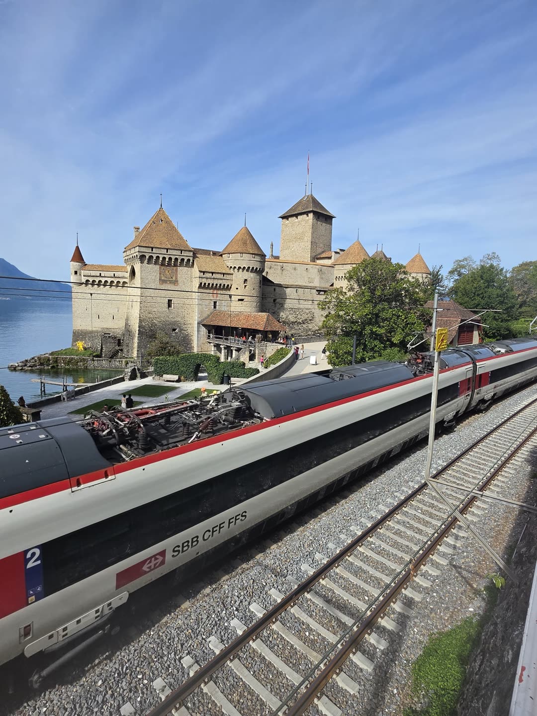 Castelul Chillon pe malul Lacului Geneva