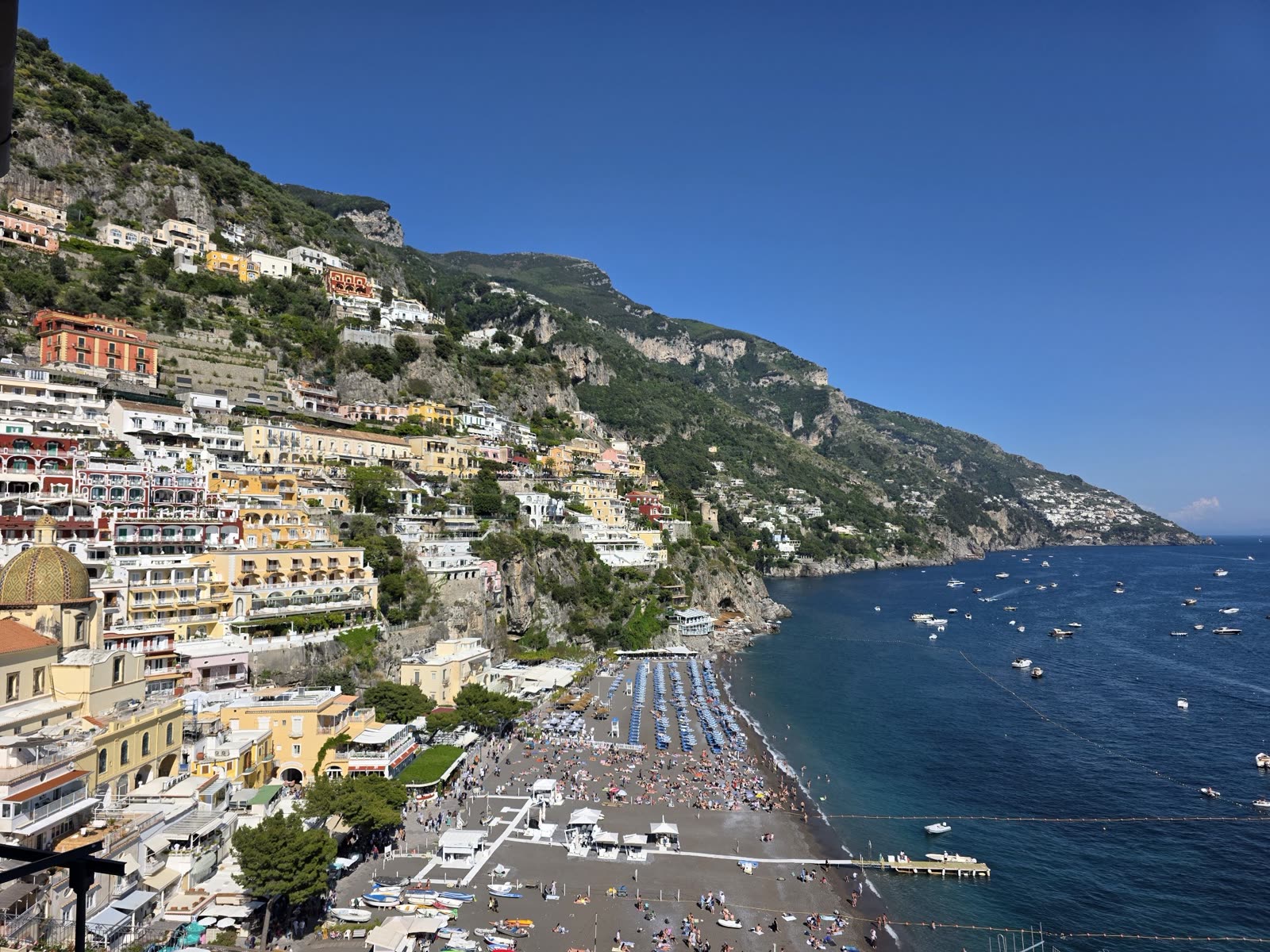 Plaja și casele colorate din Positano, Coasta Amalfi