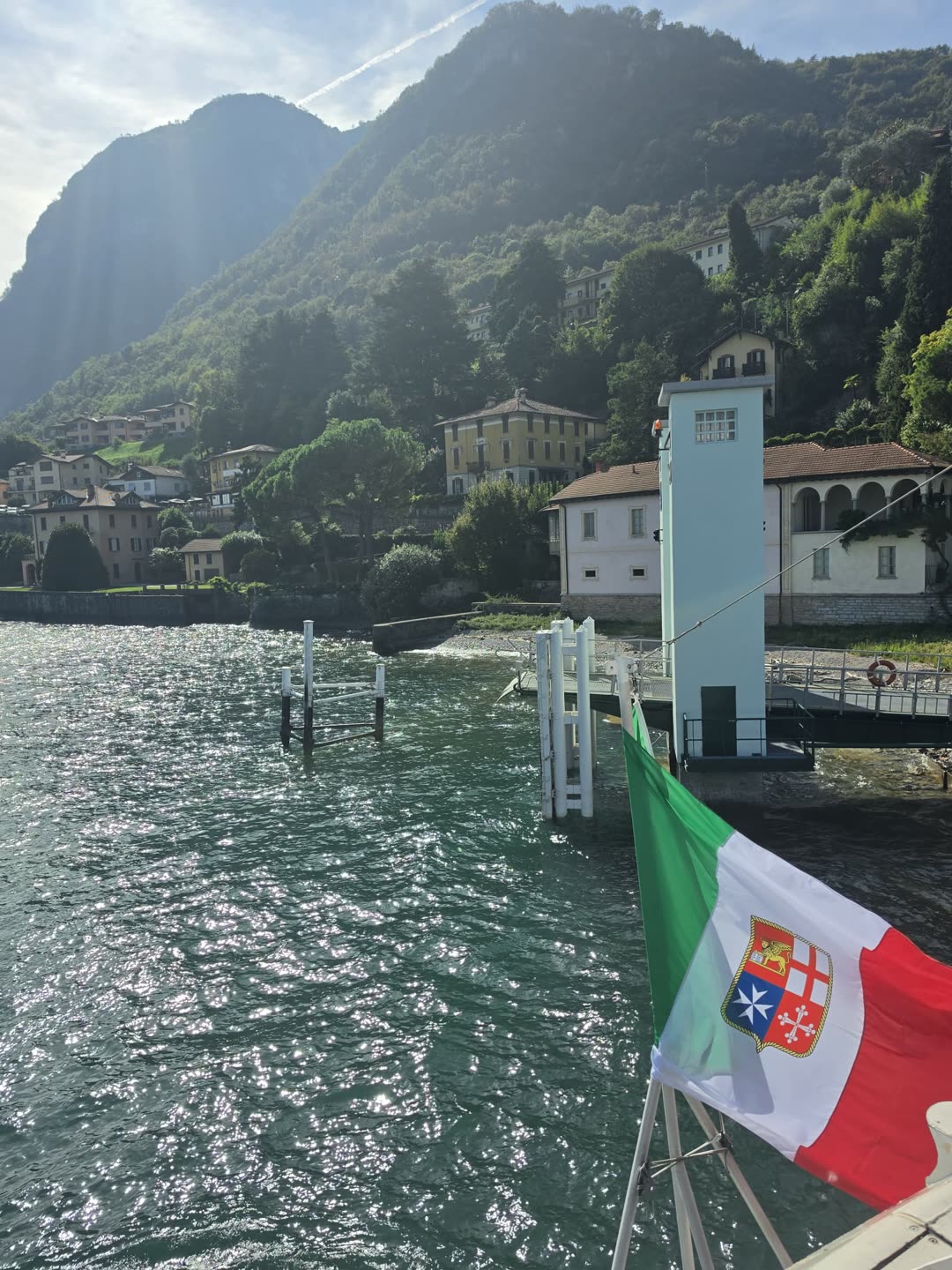 Croazieră pe un lac italian, cu munți și vile pe mal