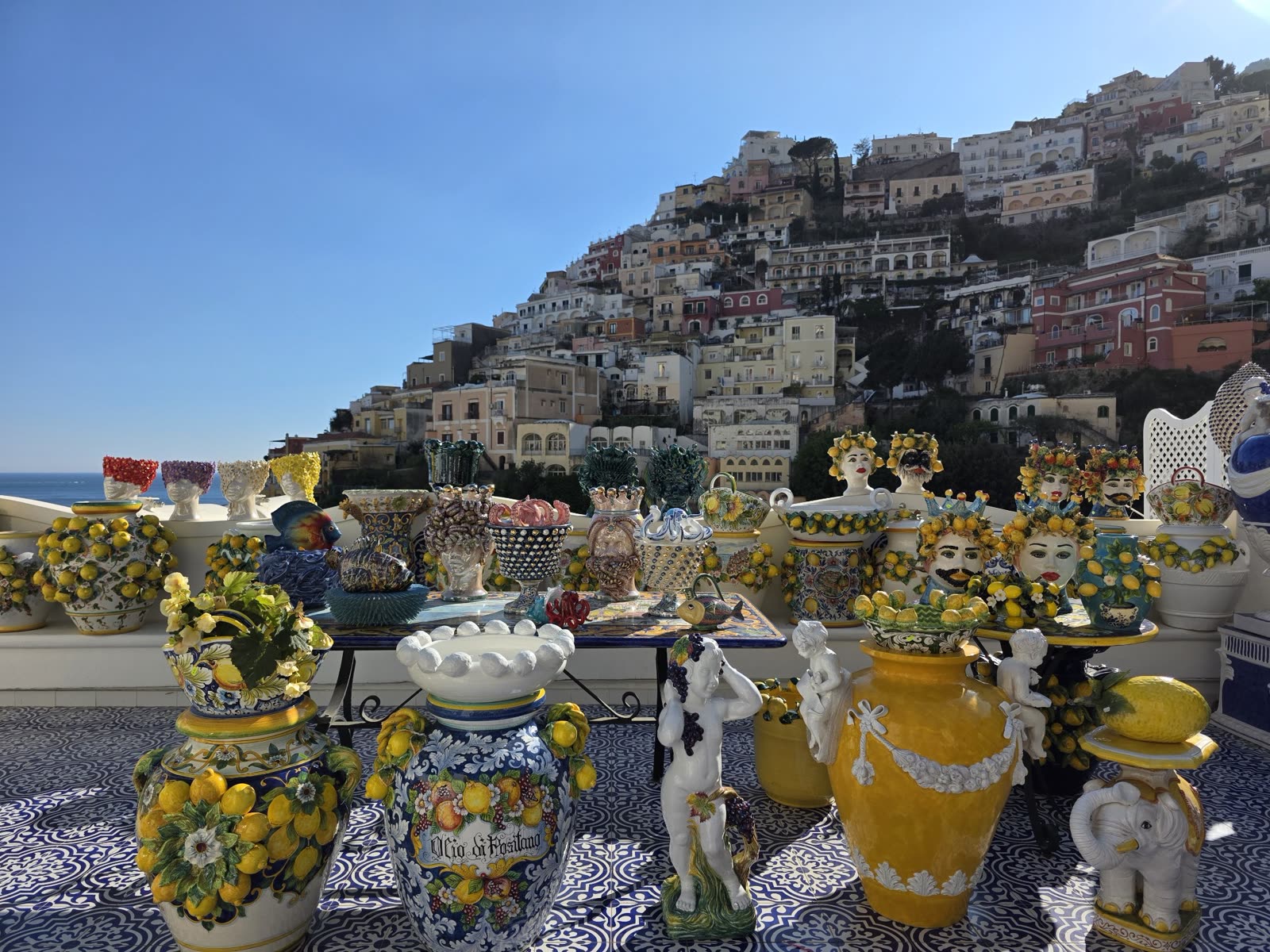 Ceramică tradițională pe o terasă din Positano