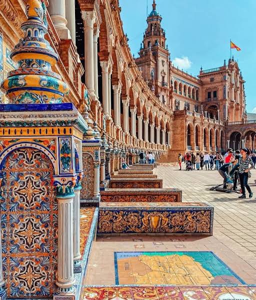 Plaza de España din Sevilla, cu ceramică pictată și turnul clădirii
