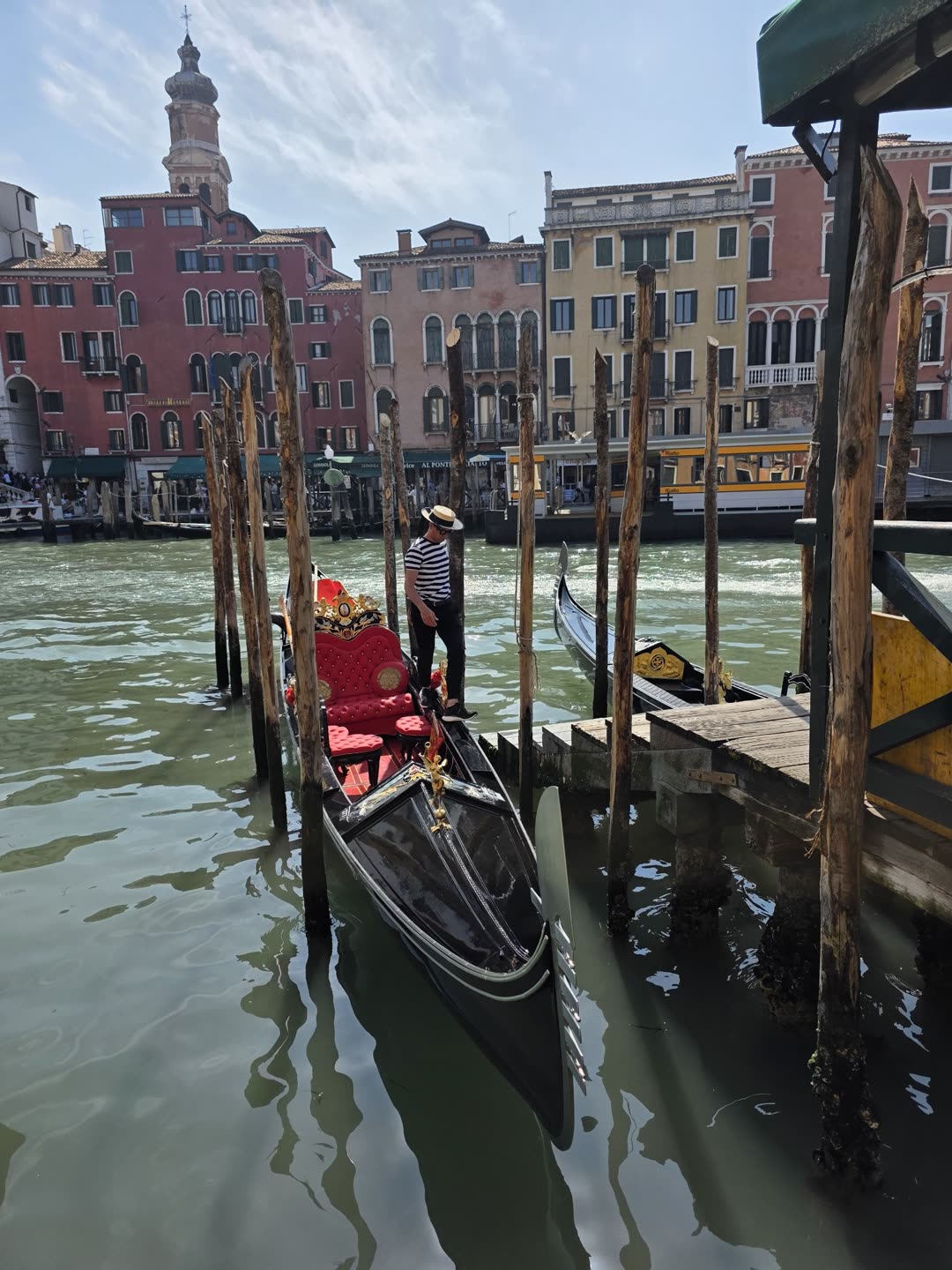 Gondolă cu banchete de catifea roșie pe Canal Grande, Veneția