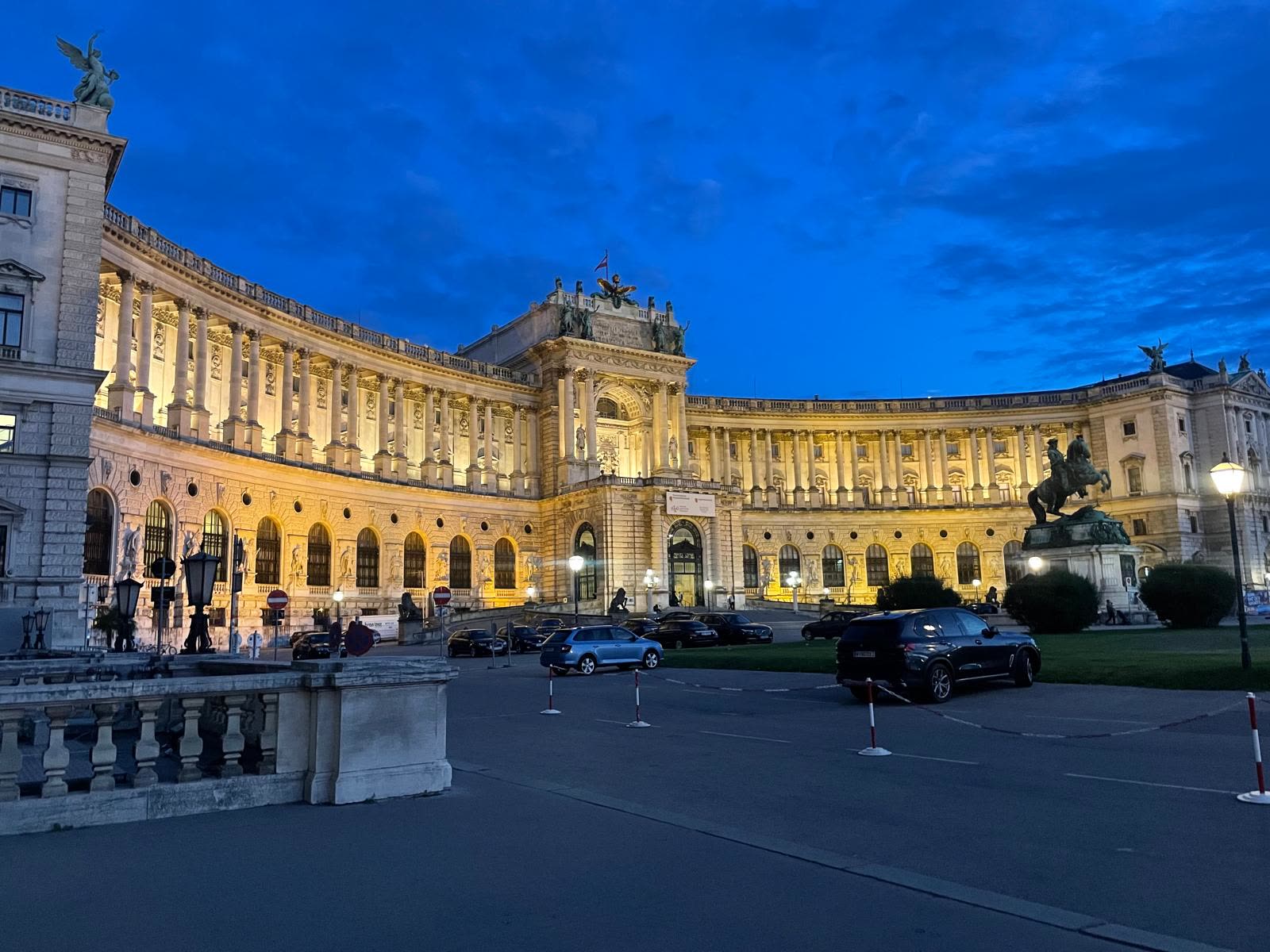 Palatul Hofburg din Viena, luminat seara